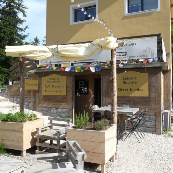 Décor de la façade principale du Chalet jaune au col de Porte