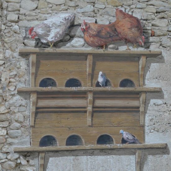 trompe_l'oeil; fresque; peinture_minerale; decor; mur_peint; architecture_peinte; peinture_panoramique; poule; enduit_de_chaux; ornementation; faux_relief; pigeonnier; pigeon; oeuf; Jean-Claude_Barnier_Atelier_du_trompe_l_oeil